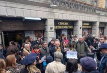 Napoli scende in piazza contro la chiusura del Metropolitan