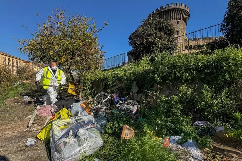 A Napoli via accampamenti clochard da spalti Maschio Angioino