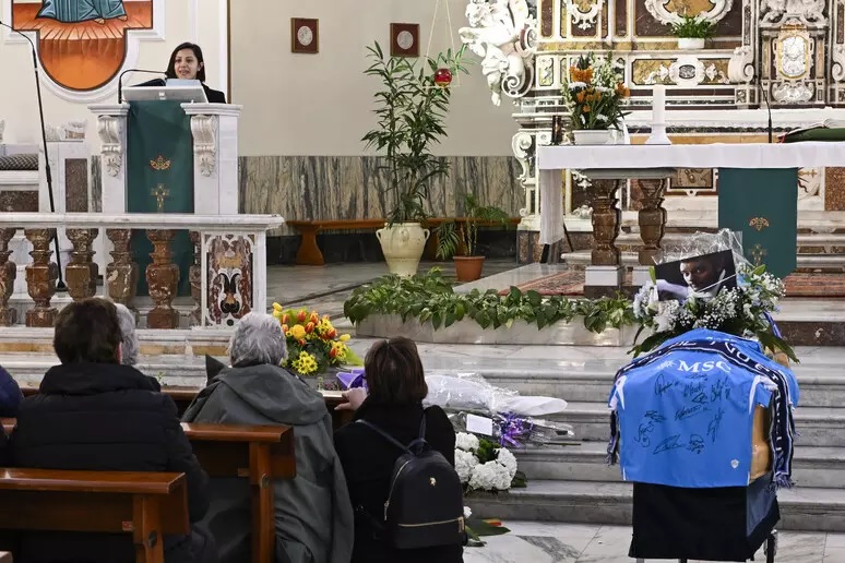 Fabio Postiglione, l'ultimo saluto al giornalista tra lacrime e ricordi