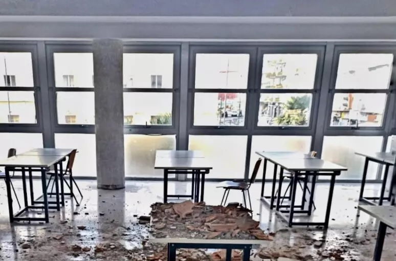 Fuorigrotta, crolla solaio di un'aula della Federico II