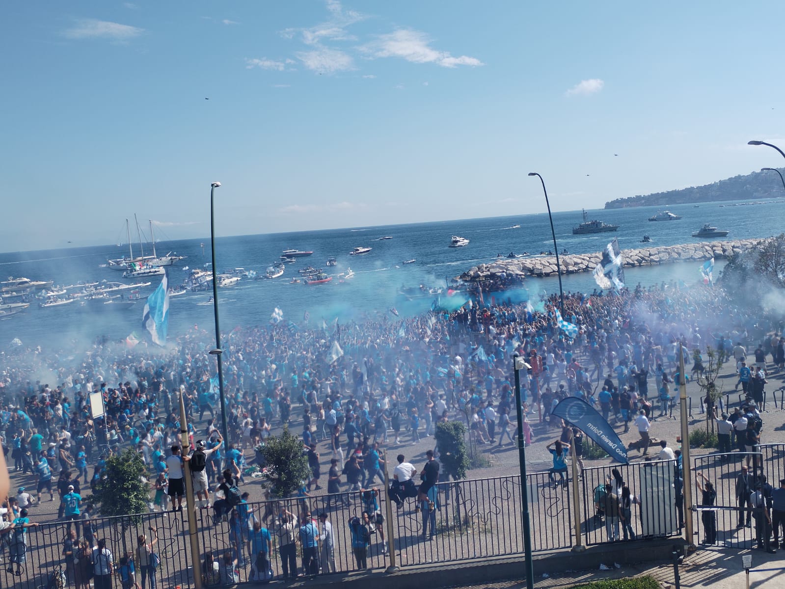 Lungomare di Napoli trasformato in un fiume umano di tifosi. Aperti i varchi questa mattina