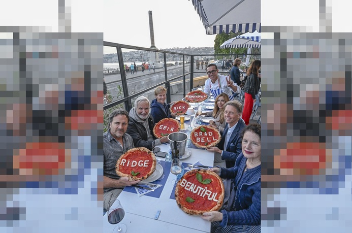 Star di 'Beautiful' a Napoli per girare soap: pizze dedicate sul lungomare