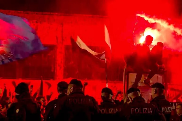 Capodichino, festa al rientro del Napoli, migliaia di tifosi in estasi