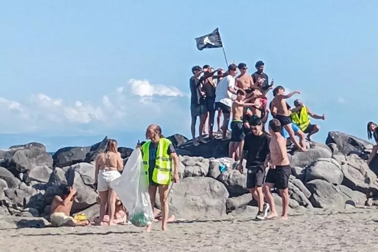 Spiaggia delle Monache a Napoli pulita da Comitati 'Mare libero'