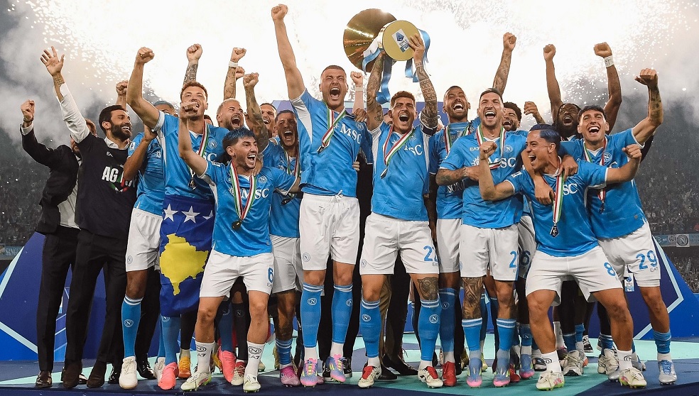 Il Napoli batte 2-0 il Cagliari ed è campione d’Italia