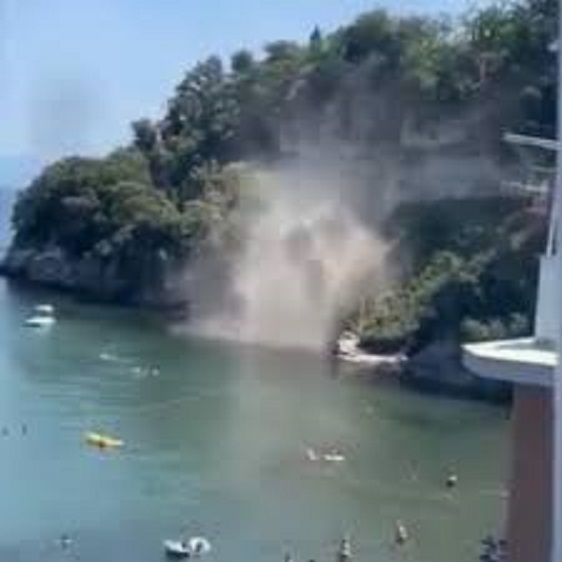 Bacoli, cede costone dell'isolotto di Pennata dopo il terremoto