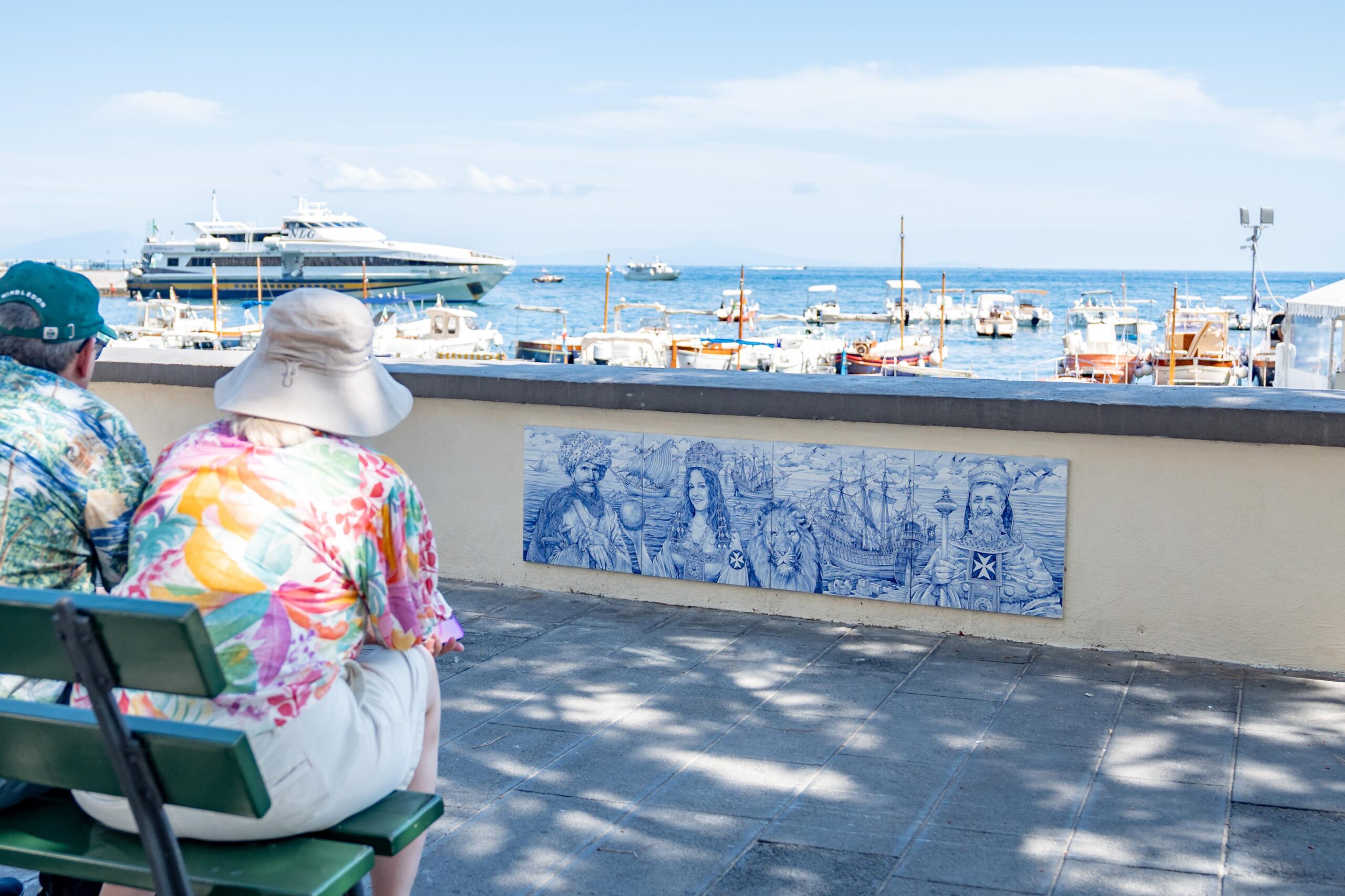 Sei pannelli artistici impreziosiscono la passeggiata sul mare di Amalfi