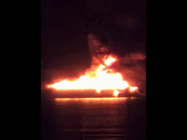 Incendio al porto di Sapri, yacht in fiamme: distrutto un Pershing di 24 metri