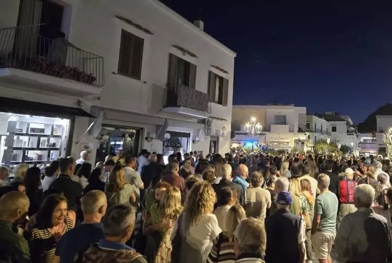 Ischia, in centinaia in corteo contro gli abbattimenti: “A pagare è solo la povera gente”