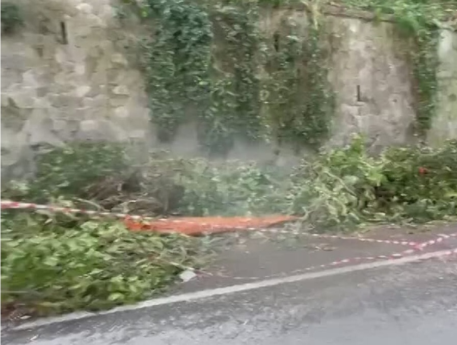 Frana tra Posillipo e Bagnoli, chiusa Discesa Coroglio: traffico in tilt (VIDEO)